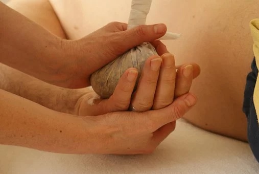 Massage Choosnaswedana (aux pochons)